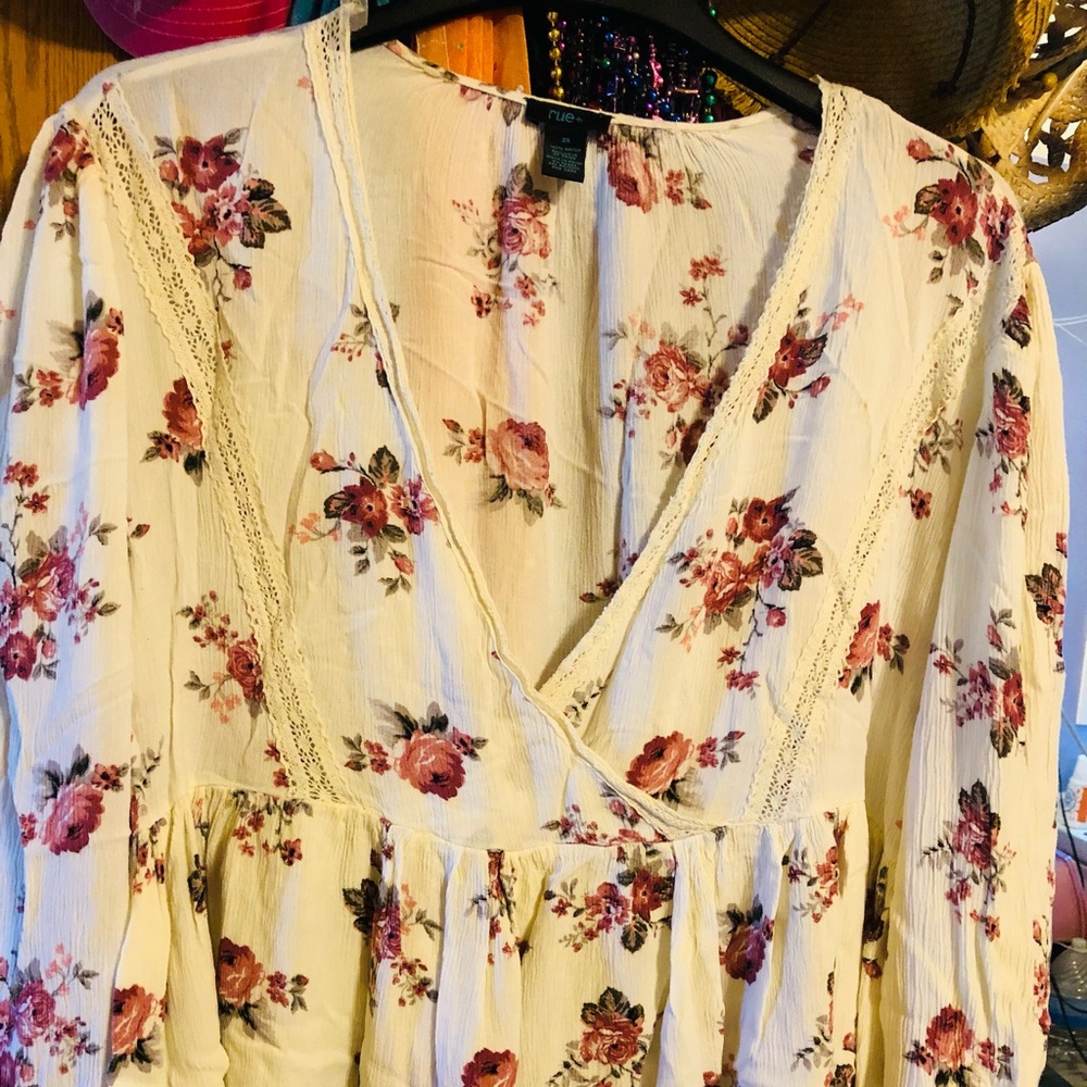 Cute Rue+ floral print 2X  long sleeve shirt.